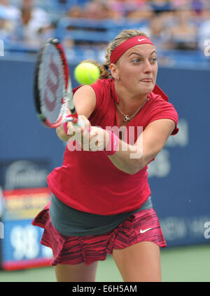 New Haven, CT USA--championne de Wimbledon Petra Kvitova (CZE) renvoie une tourné contre Magdalena Rybarikova (SVK) au cours de la deuxième série de l'Open de tennis du Connecticut. Kvitova Rybarikova 6-4 défait,6-2 pour remporter le tournoi. 23 août, 2014. Credit : Enigma/Alamy Live News Banque D'Images