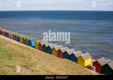 Cabines de plage de couleur vive sur le front de mer à Whitby, dans le Yorkshire, UK. Banque D'Images