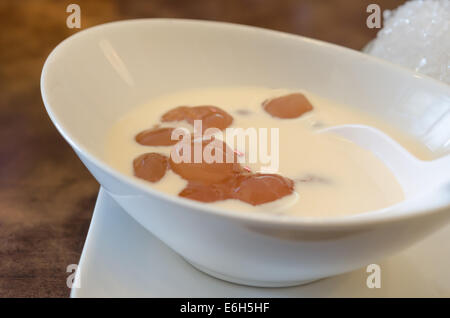 Thai sweet dessert, faites avec des graines de Palmier Talipot et le lait de coco dans un bol avec cuillère Banque D'Images