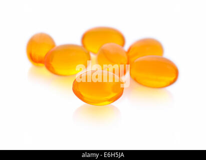 L'huile de foie de morue capsules omega 3 gel isolé sur fond blanc Banque D'Images