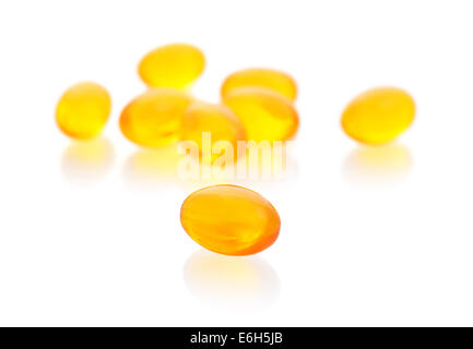 L'huile de foie de morue capsules omega 3 gel isolé sur fond blanc Banque D'Images