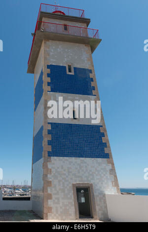 Une vue sur le Farol de Santa Marta à Cascais, Lisbonne. Banque D'Images