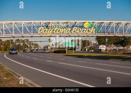 Inscrivez-vous sur acier passerelle accueille les visiteurs à Daytona Beach, Floride Banque D'Images