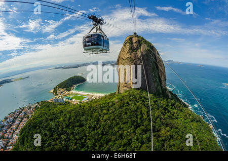 Télécabine sur Pão de Açúcar (pain de sucre) de Morro da Urca Banque D'Images