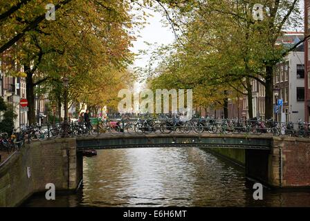 Prêt de vélos garés sur le canal à l'angle de Leidsegracht et Lijnbaansgracht à Amsterdam, Pays-Bas Banque D'Images