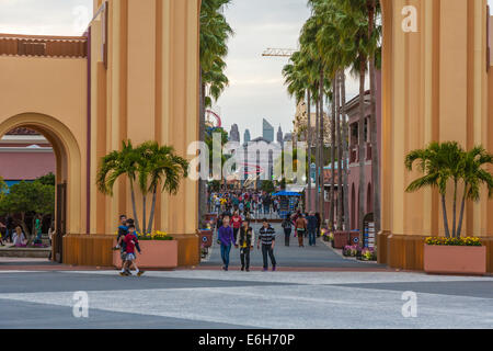Les clients du parc à l'entrée du parc à thème Universal Studios à Orlando, Floride Banque D'Images