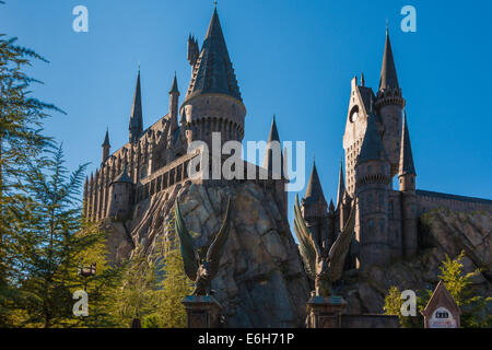 Les flèches du château de Poudlard s'élèvent dans le ciel dans le monde sorcier de Harry Potter aux Universal Studios, Orlando, Floride Banque D'Images