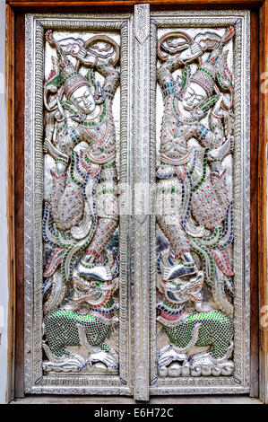 Argent antique portes en bois sculpture de temple à Chiang Mai, Thaïlande. Banque D'Images