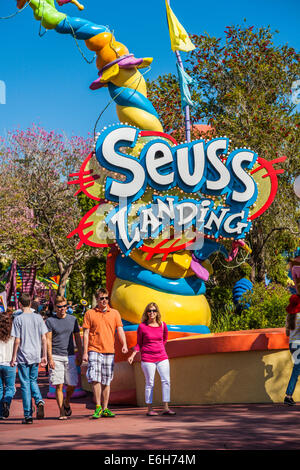 Les clients du parc près de signer à l'entrée de Seuss Landing dans les Iles de l'aventure à Universal Studios, Orlando Banque D'Images