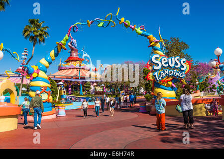 Les clients du parc près de l'entrée de Seuss Landing dans les Iles de l'aventure à Universal Studios, Orlando Banque D'Images