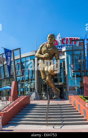 Statue de basket-ball à l'extérieur de la ville restaurant NBA dans les Studios Universal City Walk, Orlando, Floride Banque D'Images