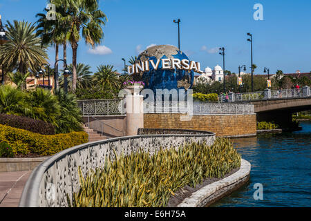 Célèbre globe rotatif au City Walk à Universal Studios, Orlando, Floride Banque D'Images