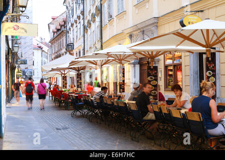 Une ligne de tables de restaurant dans le centre de voies de Ljubljana, Slovénie Banque D'Images