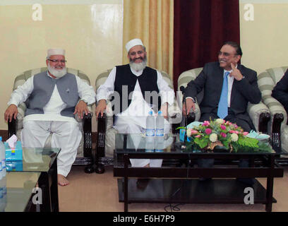 Lahore, Pakistan. 23 août, 2014. Le premier ministre pakistanais Mian Nawaz Sharif et le Premier Ministre pakistanais Mian Nawaz Sharif et Asif Ali Zardari Ancien président et co-président du Parti du peuple pakistanais (PPP) au cours de leur réunion de Lahore. Asif Ali Zardari a été invité par le Premier Ministre pour discuter des problèmes politiques induits par les manifestants du Pakistan Tehreek-e-Insaf (PTI) et le Pakistan Tehreek Awami (PAT) dans le capital d'Islamabad. L'ancien président et co-président du Parti du peuple pakistanais (PPP) au cours de leur réunion de Lahore. © PACIFIC PRESS/Alamy Live News Banque D'Images