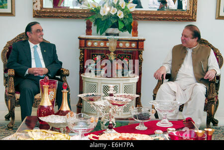 Lahore, Pakistan. 23 août, 2014. Le premier ministre pakistanais Mian Nawaz Sharif et Asif Ali Zardari Ancien président et co-président du Parti du peuple pakistanais (PPP) au cours de leur réunion de Lahore. Asif Ali Zardari a été invité par le Premier Ministre pour discuter des problèmes politiques induits par les manifestants du Pakistan Tehreek-e-Insaf (PTI) et le Pakistan Tehreek Awami (PAT) dans la capitale Islamabad. © PACIFIC PRESS/Alamy Live News Banque D'Images