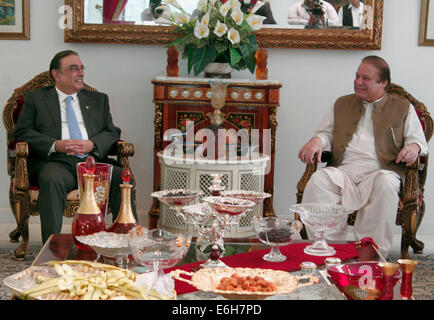 Lahore, Pakistan. 23 août, 2014. Le premier ministre pakistanais Mian Nawaz Sharif et Asif Ali Zardari Ancien président et co-président du Parti du peuple pakistanais (PPP) au cours de leur réunion de Lahore. Asif Ali Zardari a été invité par le Premier Ministre pour discuter des problèmes politiques induits par les manifestants du Pakistan Tehreek-e-Insaf (PTI) et le Pakistan Tehreek Awami (PAT) dans la capitale Islamabad. © PACIFIC PRESS/Alamy Live News Banque D'Images