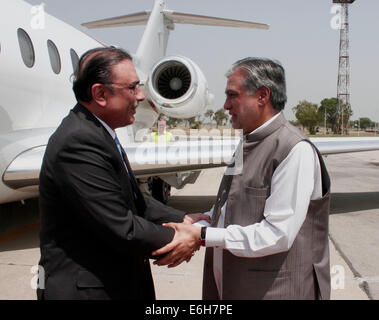 Lahore, Pakistan. 23 août, 2014. Le premier ministre pakistanais Mian Nawaz Sharif Asif Ali Zardari accueille l'ancien président et co-président du Parti du peuple pakistanais (PPP) au cours de leur réunion de Lahore. Asif Ali Zardari a été invité par le Premier Ministre pour discuter des problèmes politiques induits par les manifestants du Pakistan Tehreek-e-Insaf (PTI) et le Pakistan Tehreek Awami (PAT ) dans la capitale Islamabad. © PACIFIC PRESS/Alamy Live News Banque D'Images