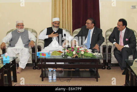 Lahore, Pakistan. 23 août, 2014. Le premier ministre pakistanais Mian Nawaz Sharif et le Premier Ministre pakistanais Mian Nawaz Sharif et Asif Ali Zardari Ancien président et co-président du Parti du peuple pakistanais (PPP) au cours de leur réunion de Lahore. Asif Ali Zardari a été invité par le Premier Ministre pour discuter des problèmes politiques induits par les manifestants du Pakistan Tehreek-e-Insaf (PTI) et le Pakistan Tehreek Awami (PAT) dans le capital d'Islamabad. L'ancien président et co-président du Parti du peuple pakistanais (PPP) au cours de leur réunion de Lahore. © PACIFIC PRESS/Alamy Live News Banque D'Images