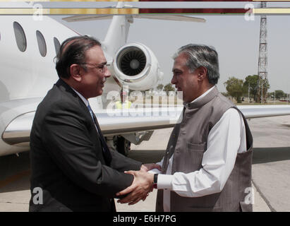 Lahore, Pakistan. 23 août, 2014. Asif Ali Zardari Ancien président Co- Président du Parti du peuple pakistanais (PPP) rencontre avec Emir Jamat Islami(JI) Siraj ul Haq a exprimé l'espoir que la situation politique crise serait résolu par le dialogue. dans la région de Lahore, Pakistan, le 23 août 2014. Asif Ali Zardari, qui a été invité par le Premier Ministre pakistanais Mian Nawaz Sharif"Ils ont discuté de l'impasse politique provoquée par le mouvement de protestation mené par le Pakistan Tehreek-e-Insaf (PTI) et le Pakistan Tehreek Awami (PAT) dans la capitale fédérale. © PACIFIC PRESS/Alamy Live News Banque D'Images