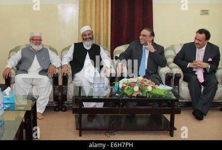 Lahore, Pakistan. 23 août, 2014. Le premier ministre pakistanais Mian Nawaz Sharif et le Premier Ministre pakistanais Mian Nawaz Sharif et Asif Ali Zardari Ancien président et co-président du Parti du peuple pakistanais (PPP) au cours de leur réunion de Lahore. Asif Ali Zardari a été invité par le Premier Ministre pour discuter des problèmes politiques induits par les manifestants du Pakistan Tehreek-e-Insaf (PTI) et le Pakistan Tehreek Awami (PAT) dans le capital d'Islamabad. L'ancien président et co-président du Parti du peuple pakistanais (PPP) au cours de leur réunion de Lahore. © PACIFIC PRESS/Alamy Live News Banque D'Images