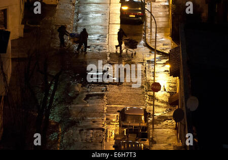 Santiago, Chili. 23 août, 2014. Les gens marchent dans la rue après le séisme à Quillota, province du Chili, le 23 août 2014. Un séisme de 6,2 sur l'échelle de Richter a secoué le Chili samedi. Il n'y avait pas de rapports immédiats de blessures ou de dommages. Credit : Jorge Villegas/Xinhua/Alamy Live News Banque D'Images