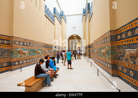 Doublure de mosaïques reconstruit le chemin d'accès à la porte d'Ishtar de Babylone dans le Pergamom Museum, Berlin, Allemagne Banque D'Images