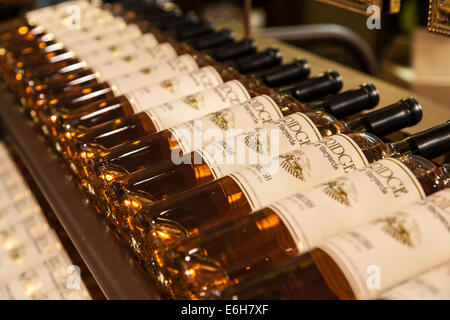 Bouteilles de vin blanc Sunblush sur les étagères du Lakeridge Winery and Vineyard à Clermont, en Floride Banque D'Images