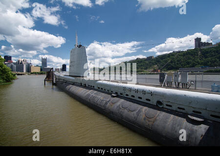 L'USS Requin est un sous-marin de la Seconde Guerre mondiale sur l'affichage à Carnegie Science Center de Pittsburgh, sur la rive nord de la ville. Banque D'Images
