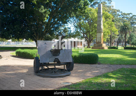 L'un des deux 25 obusiers de canon qui ont été placés sur Stirling Square à Guildford, dans l'ouest de l'Australie, au cours des années 1960. Banque D'Images