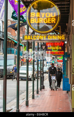 Attirer les clients des enseignes au néon en clubs et restaurants sur Bourbon Street dans le quartier français de La Nouvelle-Orléans, Louisiane Banque D'Images