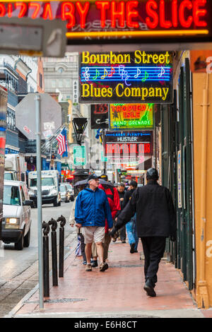 Attirer les clients des enseignes au néon en clubs et restaurants sur Bourbon Street dans le quartier français de La Nouvelle-Orléans, Louisiane Banque D'Images