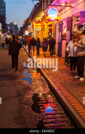 Enseignes au néon reflète dans l'eau de pluie sur Bourbon Street la nuit dans le quartier français de La Nouvelle-Orléans, Louisiane Banque D'Images