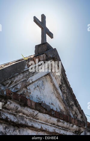 Croix en béton sur le dessus d'une tombe au-dessus du sol à St Louis Cemetery No 1 à la Nouvelle-Orléans, Louisiane Banque D'Images