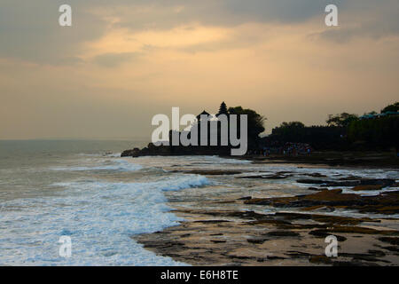 Temple de Tanah Lot au coucher du soleil Bali Indonésie Banque D'Images