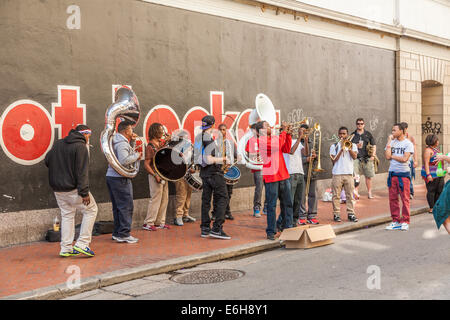 Les touristes s'arrêter et d'écouter de la musique de fanfare pour des conseils sur Bourbon Street dans le quartier français de La Nouvelle-Orléans Banque D'Images