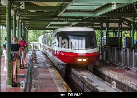 Parc à thème vous attendez que la station de monorail en tire au Magic Kingdom de Walt Disney World, en Floride Banque D'Images