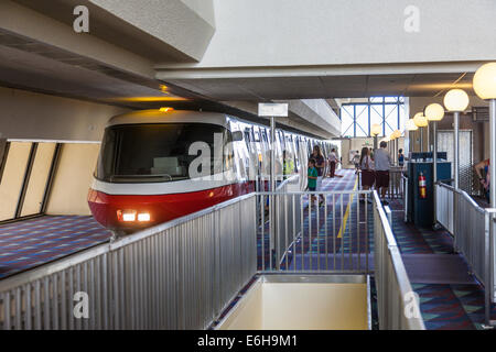 Parc à thème vous attendez que le monorail en gare à la Contemporary Resort de Walt Disney World, en Floride Banque D'Images