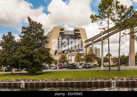 Monorail entrant ou sortant de l'hôtel contemporain à Walt Disney World, en Floride, USA Banque D'Images