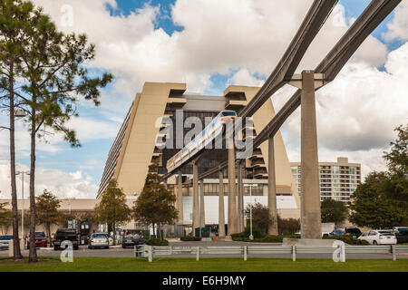 Monorail entrant ou sortant de l'hôtel contemporain à Walt Disney World, en Floride, USA Banque D'Images