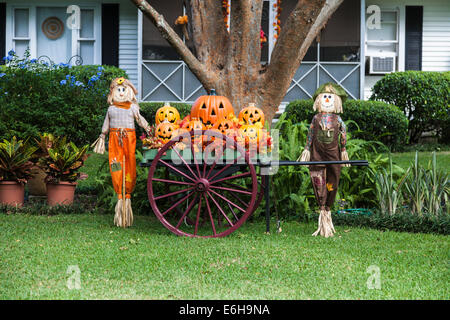 Affichage de la citrouille Halloween jack-o-lanternes et épouvantails sur la pelouse d'une maison Banque D'Images