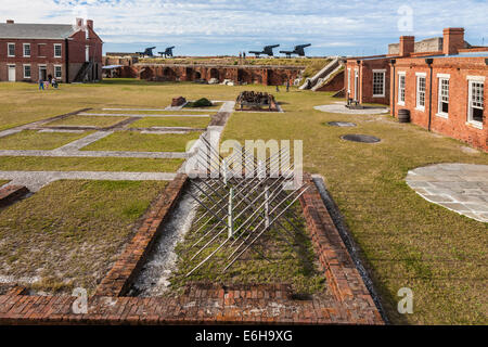 Canons sur le mur au-delà d'une barrière cheval de brise à fort Clinch dans le parc d'État de fort Clinch à Fernandina Beach, Floride Banque D'Images