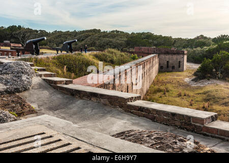 Murs de maçonnerie extérieurs et cannon de Fort Clinch de Fort Clinch State Park à Fernandina Beach, Floride Banque D'Images