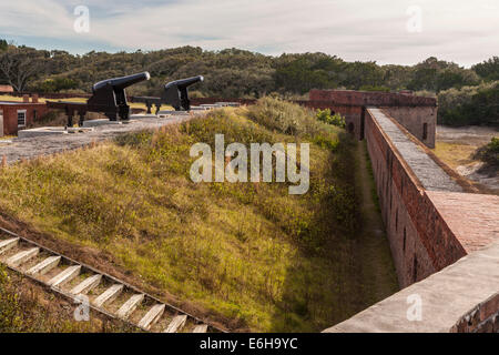 Murs de maçonnerie extérieurs et cannon de Fort Clinch de Fort Clinch State Park à Fernandina Beach, Floride Banque D'Images