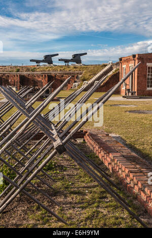 Canons sur le mur au-delà d'une barrière cheval de brise à fort Clinch dans le parc d'État de fort Clinch à Fernandina Beach, Floride Banque D'Images