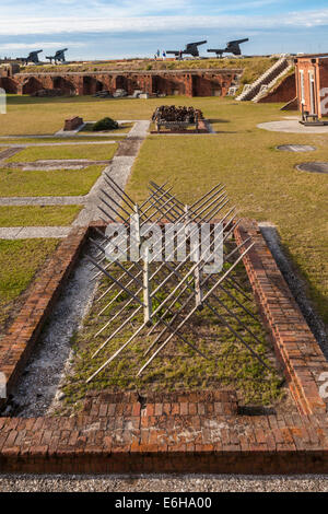 Canons sur le mur au-delà d'une barrière cheval de brise à fort Clinch dans le parc d'État de fort Clinch à Fernandina Beach, Floride Banque D'Images