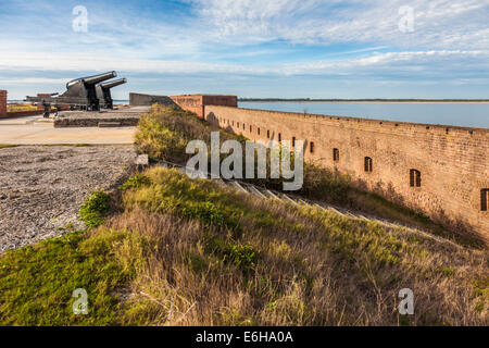 Murs de maçonnerie extérieurs et cannon de Fort Clinch de Fort Clinch State Park à Fernandina Beach, Floride Banque D'Images