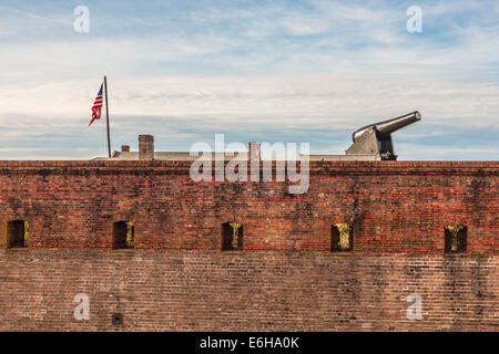 Canons et drapeau américain en haut de mur de Fort Clinch dans le Fort Clinch State Park à Fernandina Beach, Floride Banque D'Images