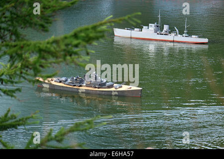 Modèles réduits de navires sur le lac ville de bord de reconstituer des scènes de guerre navale. Banque D'Images