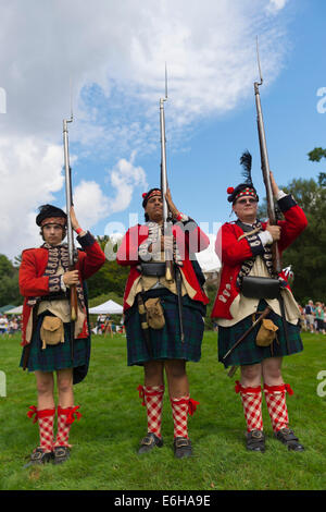 Old Westbury, New York, États-Unis - 23 août 2014 - L-R, TIM NORTON, de TC, AARON BOATRIGHT, de TC, et CONRAD IV, BENDER de NJ, sont Révolution Américaine de reconstitution historique représentant les membres du 42e Régiment Royal de Foote, à la 54e Annual Long Island Festival écossais et les Jeux des Highlands, co-organisé par L. I. clan écossais MacDuff, at Old Westbury Gardens. Le régiment, le Black Watch, a été soulevée dans les Highlands écossais en 1740 et s'est battu pour les Britanniques. Credit : Ann E Parry/Alamy Live News Banque D'Images