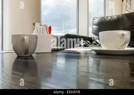 Tasse de café relaxant avec Cuvette et pot à lait sur table coffee shop Banque D'Images